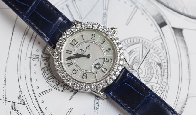 The mother-of-pearl dial looks mysterious and charming.