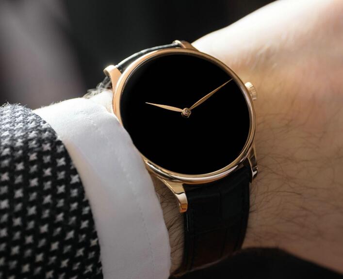 The timepiece will make the men very charming and eye-catching.