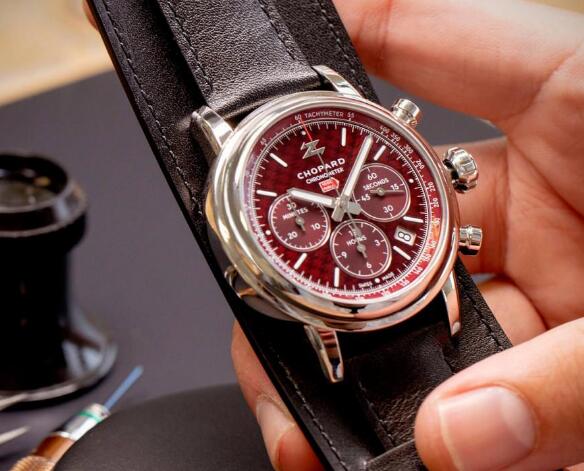The timepiece presents the relationship between Chopard and Zagato.