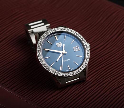 The diamonds paved on the bezel add the feminine touch to the model.