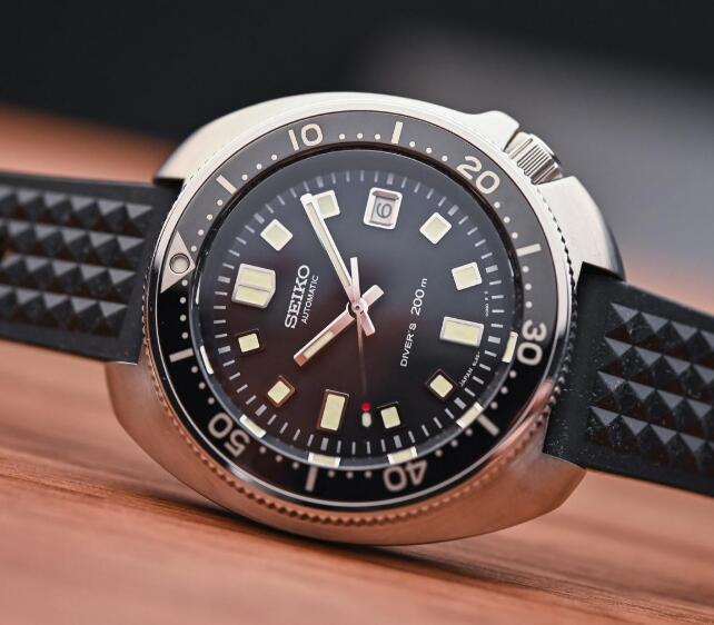 The unique shape of the case is the iconic feature of Seiko diving watch.