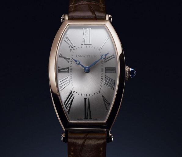 The timepiece presents the brand's high level of craftsmanship and decorative art.