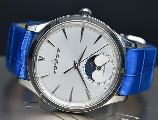 The Jaeger-LeCoultre Master looks just like the small version of Master for men.