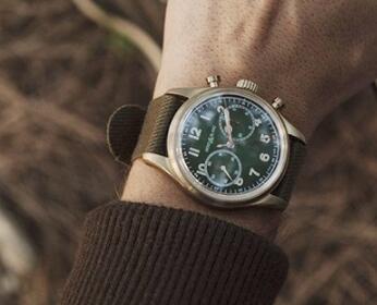 With the green dial and bronze case, the Montblanc looks vintage and gentle.
